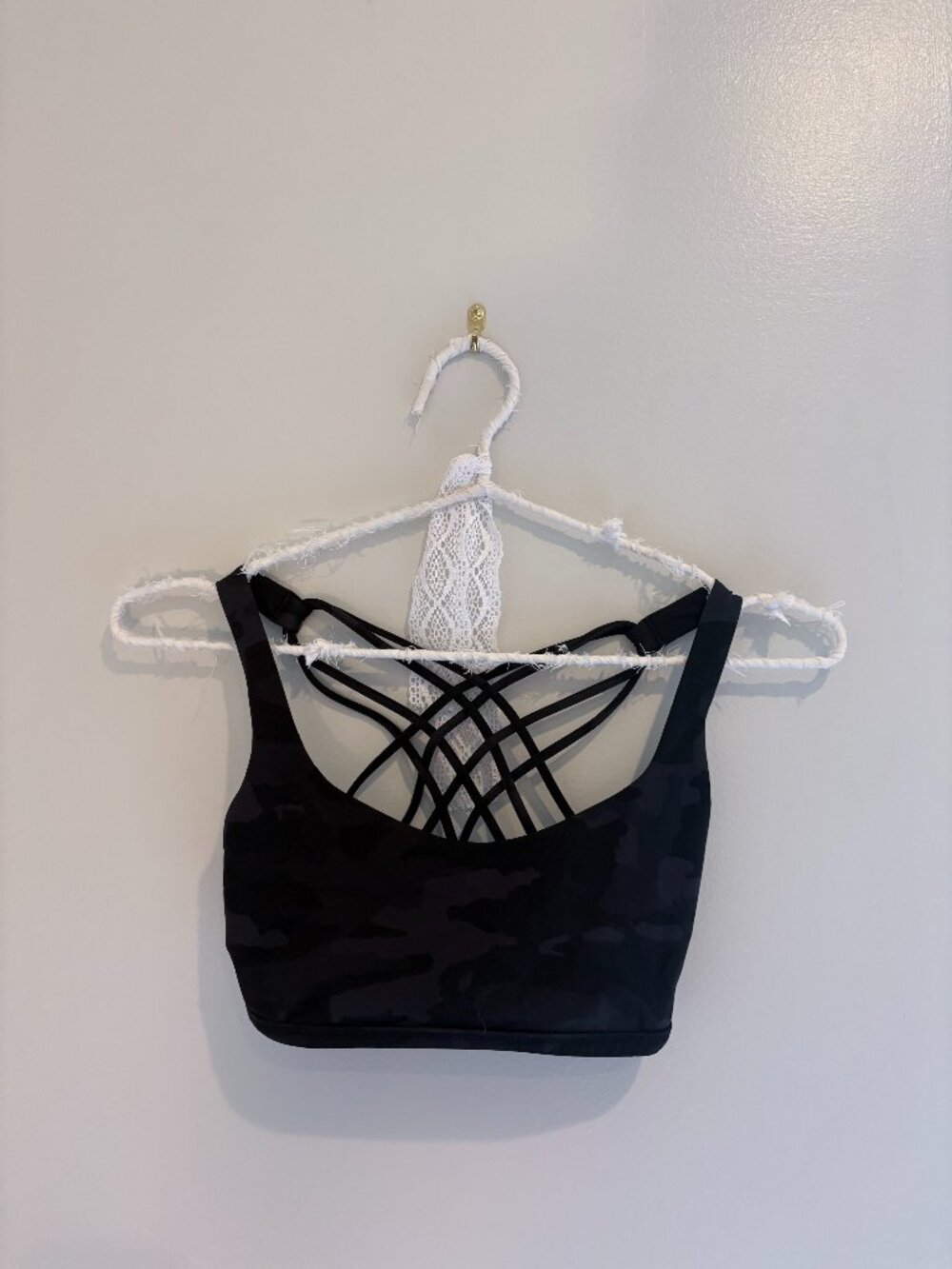Lululemon Black Camo Strappy Back Sports Bra Size 4